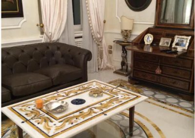 Villa di Lusso sul Lago di Garda: Intarsi in Marmo e Onici Pregiati