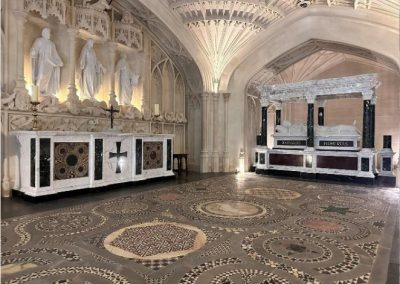 Chiesa Privata a Londra: Pavimenti Cosmateschi Ispirati a Westminster Abbey